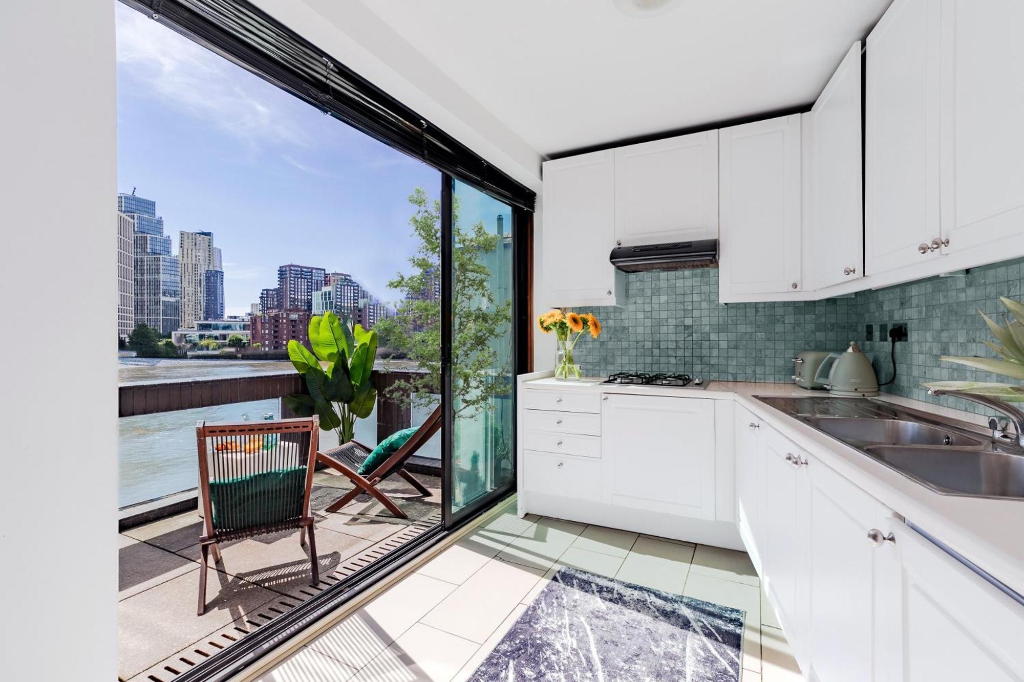 Divine Views From A Breathtaking Luxxe Penthouse For A Gracious Life Style *